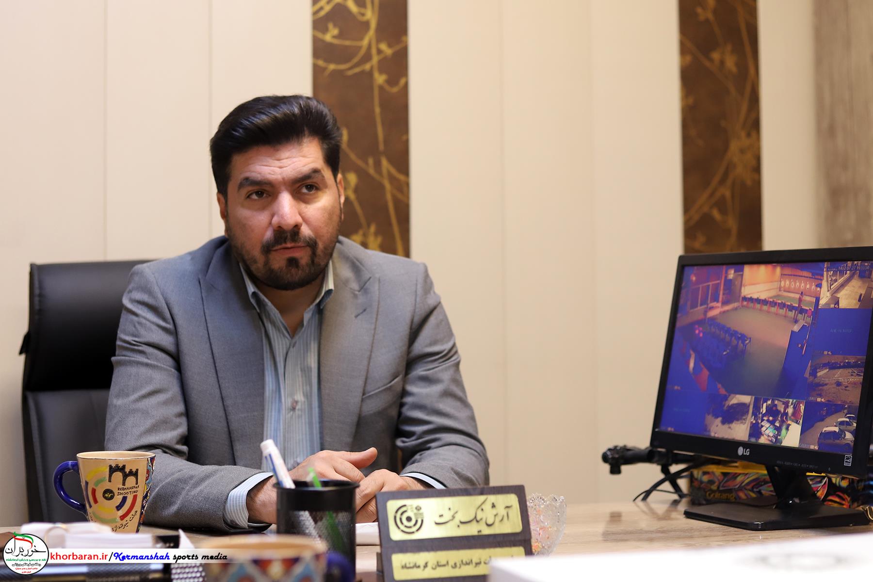 آرش نیکبخت