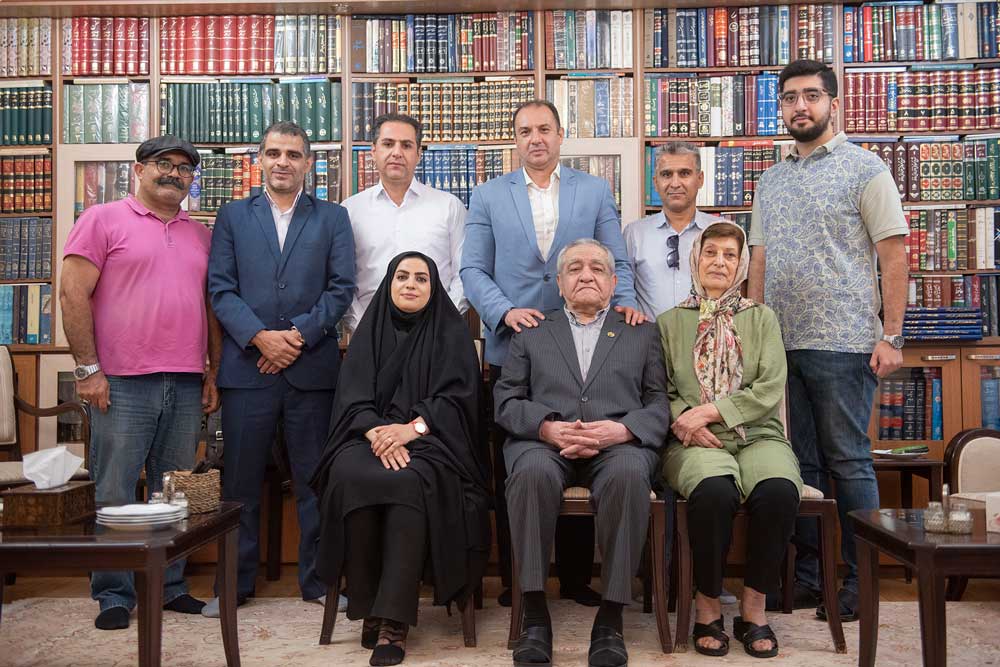 دیدار اعضای انجمن ورزشی‌نویسان استان کرمانشاه با پیشکسوت رسانه